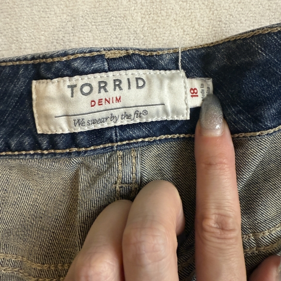 Torrid Plus Size Women's Dark Wash Cut Off Shorts - Picture 3 of 3